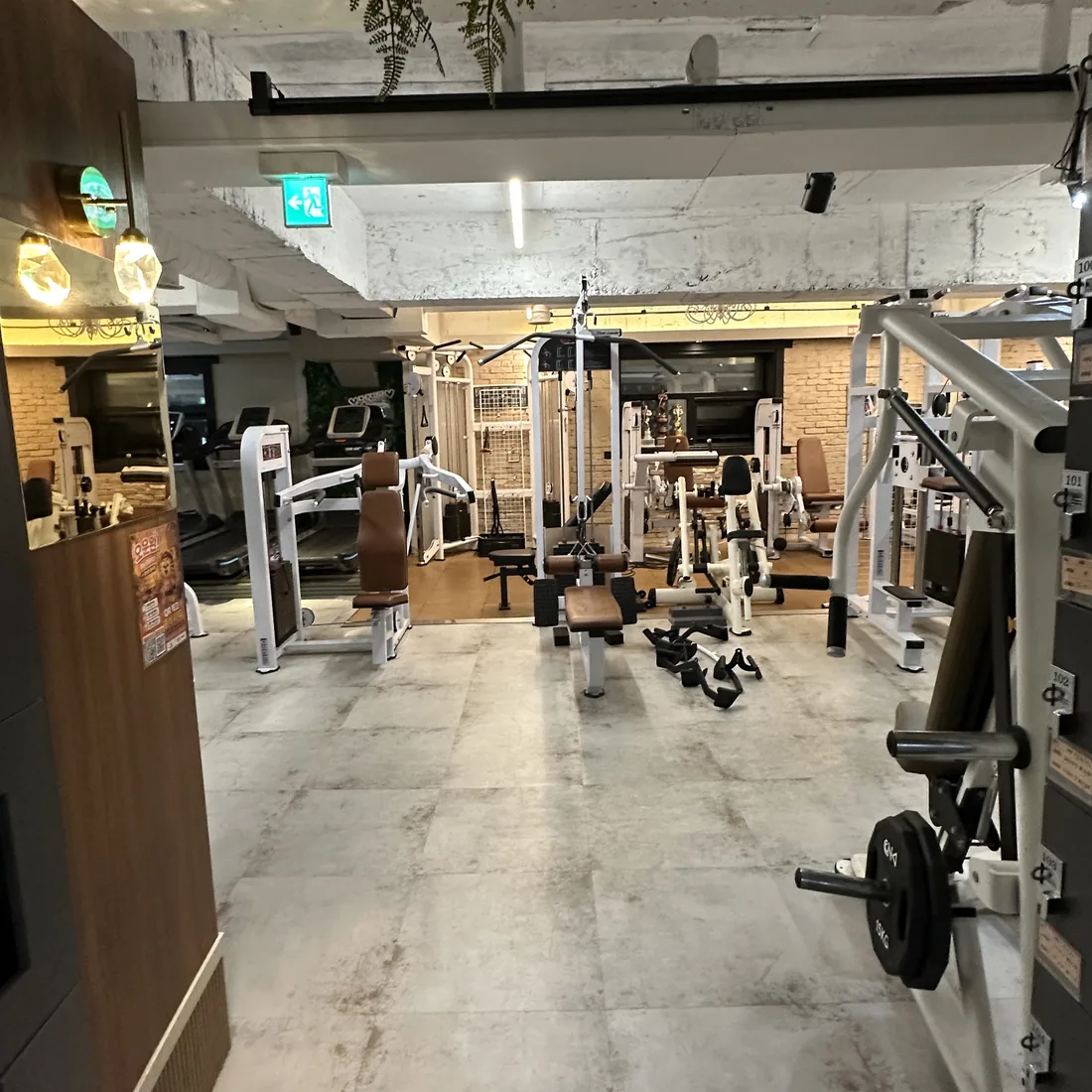 토니바디피트니스 중앙 통로에서 본 머신 존